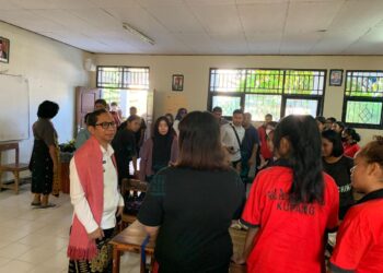 Pj. Gubernur NTT Tinjau Kegiatan Belajar Mengajar di SMA Negeri 1 Kupang