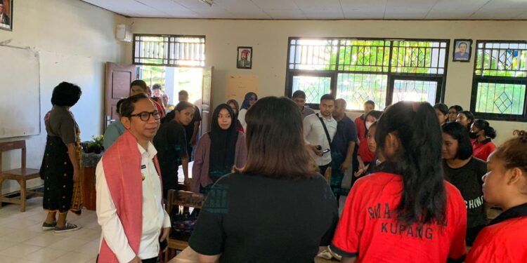 Pj. Gubernur NTT Tinjau Kegiatan Belajar Mengajar di SMA Negeri 1 Kupang