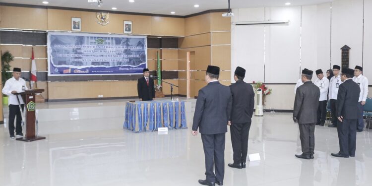 Lantik Dua Pejabat di Lingkup Kanwil Kemenag NTT, Kakanwil Minta Lakukan Pembenahan dan Pemantapan Organisasi